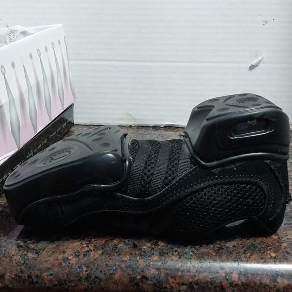 Revolution Arch Dance Sneakers...NEW IN BOX...Size 2 - Picture 6 of 8